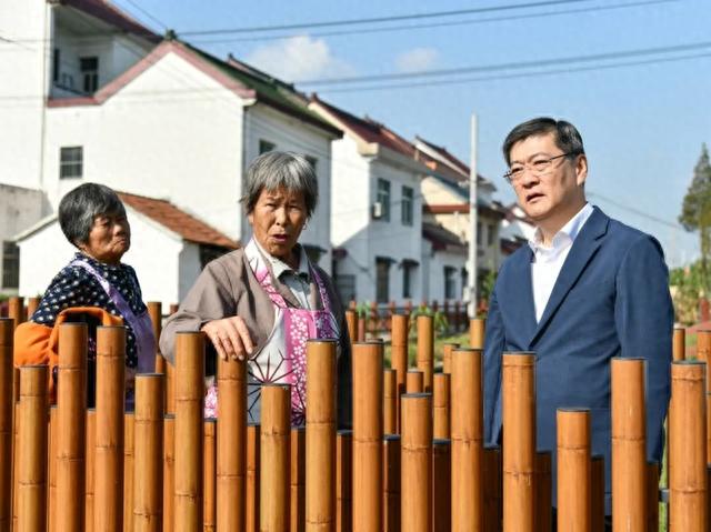 华亭港位于朱泾镇新泾村北片区域,近日,家住周边的村民通过12345市民