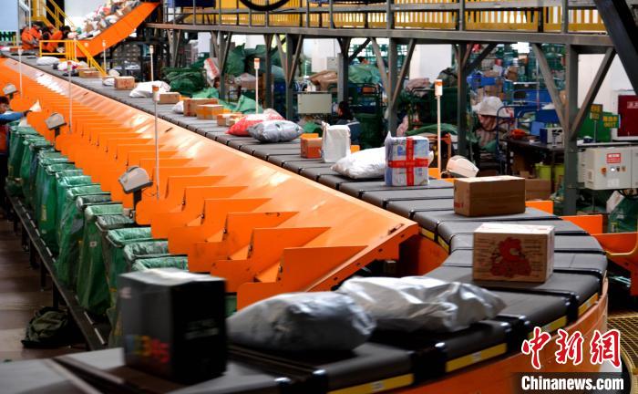 图为自动化分拣设备正在分拣快递包裹.西藏自治区邮政管理局供图