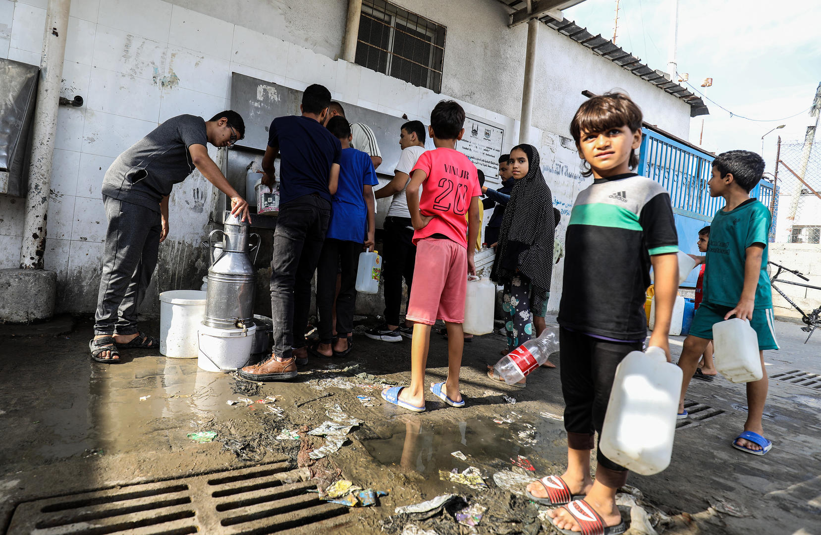 加沙地带汗尤尼斯出现断水情况,图为民众排队接水.图据ic photo