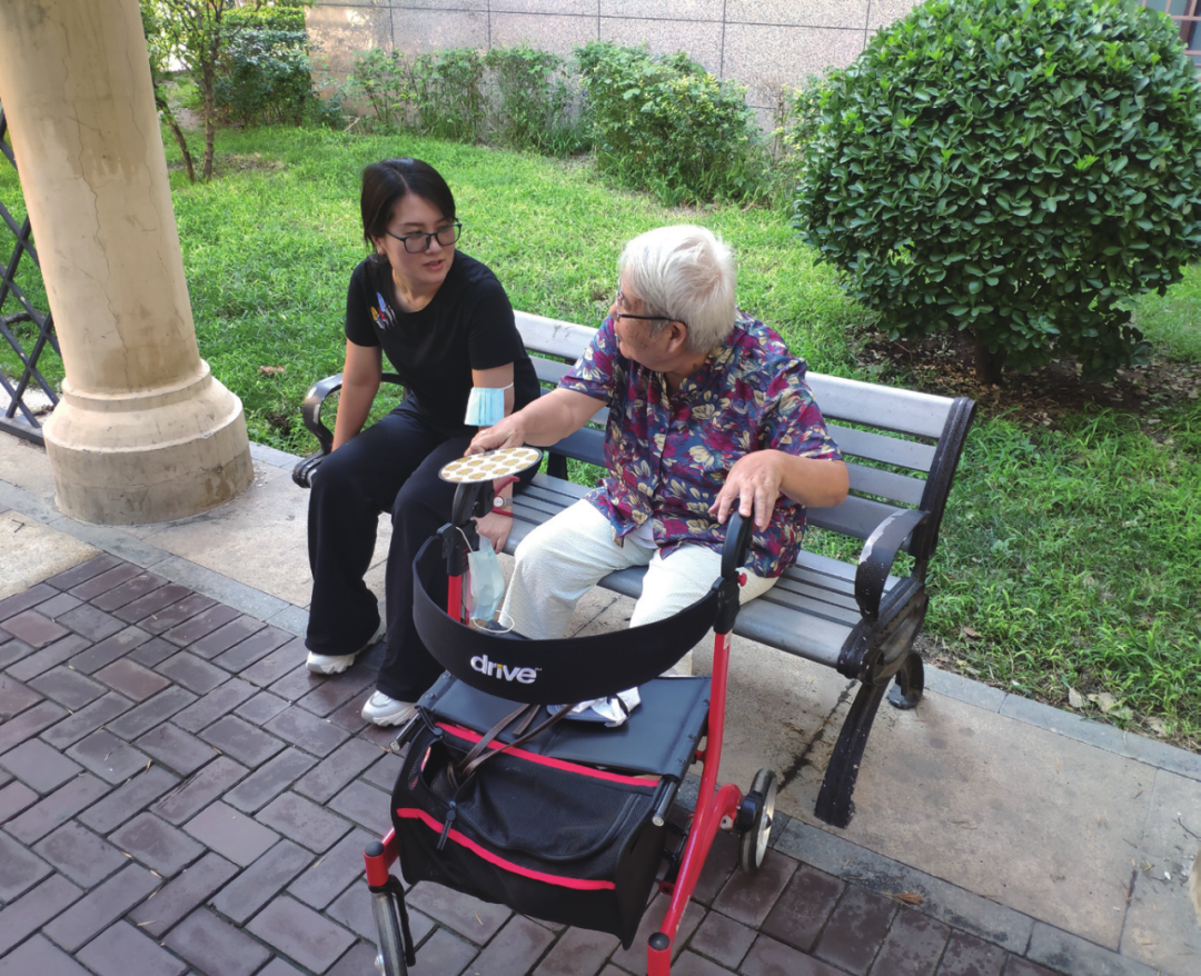 孙蕊(左)与园区居民交流谈心