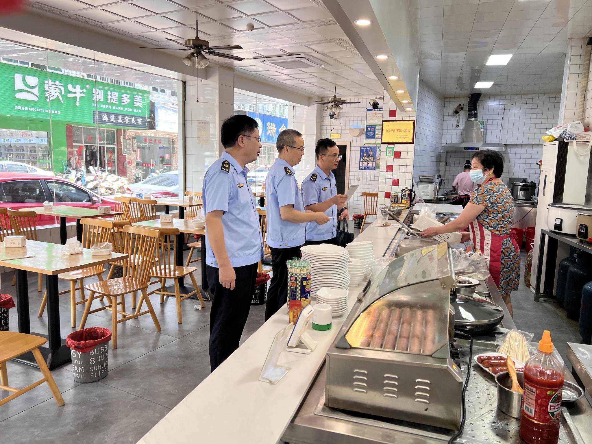 执法人员开展反食品浪费检查。宋林汶/摄