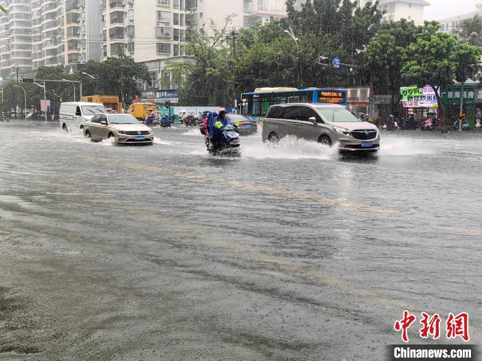 海口市区多条道路积水.中新网记者 李宇凡 摄