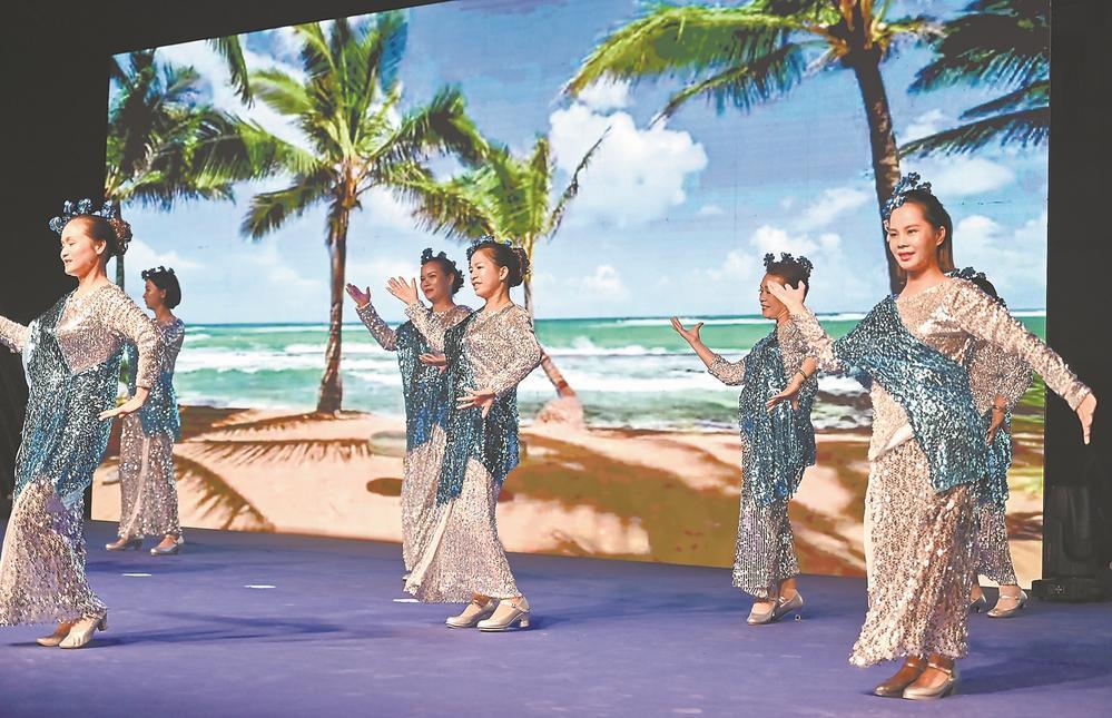 舞蹈队表演印尼舞《在天空翱翔》.阮传龙 摄