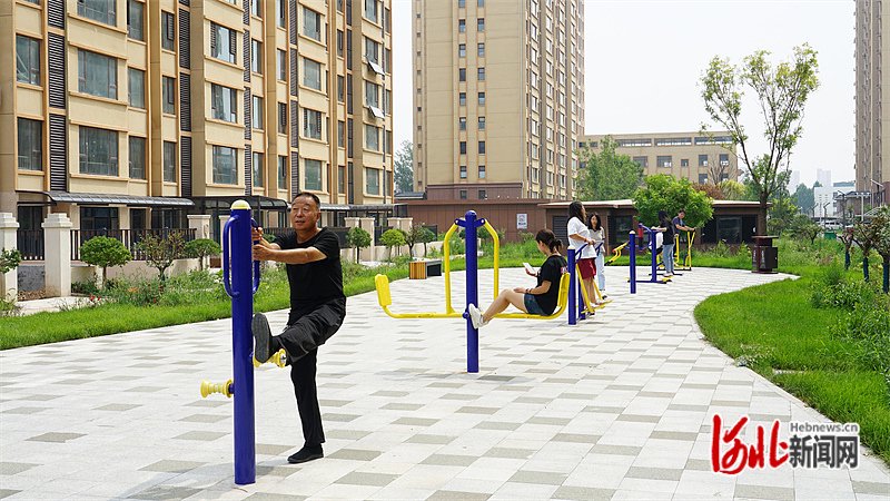 10月7日,魏县花香水岸小区居民在休闲健身. 河北日报通讯员岳扬摄