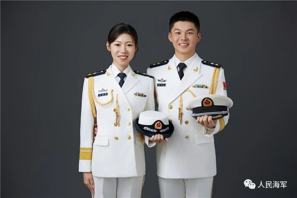海军某部副连长柯纪行(男)和海军某部副连长孙珊珊(女)