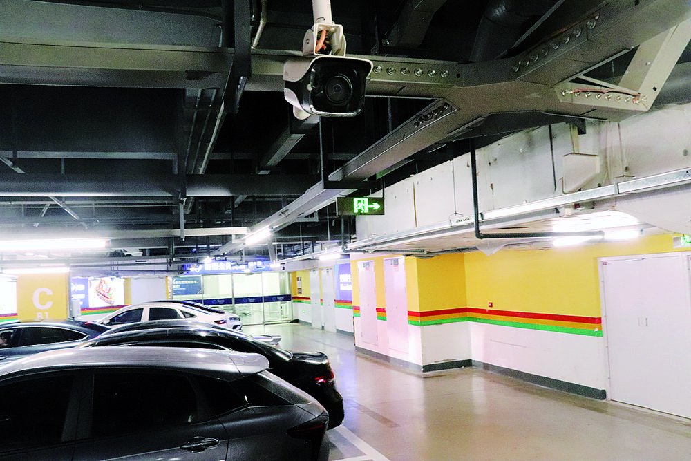 车库内的监控摄像头