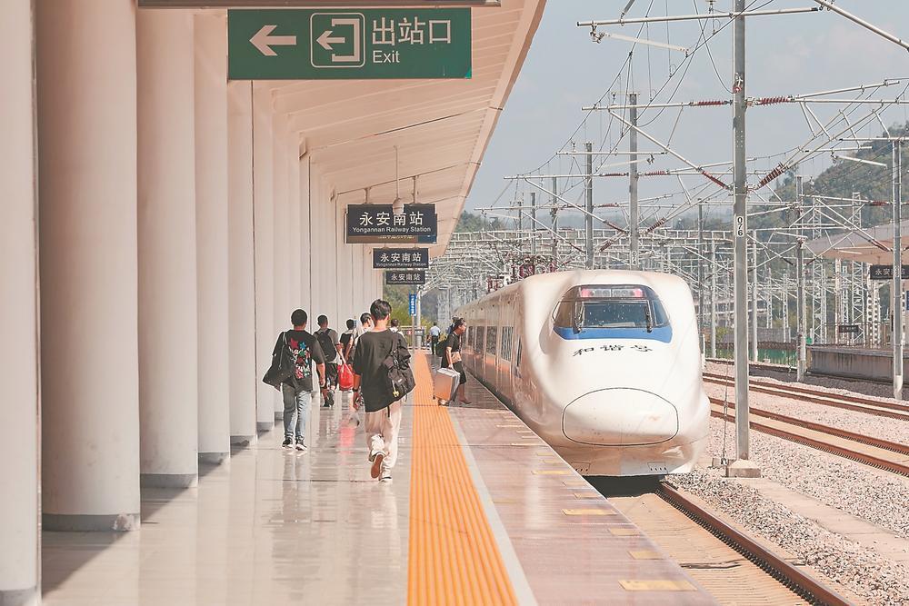 近日,在永安南站,旅客正在上车. 张海根 摄