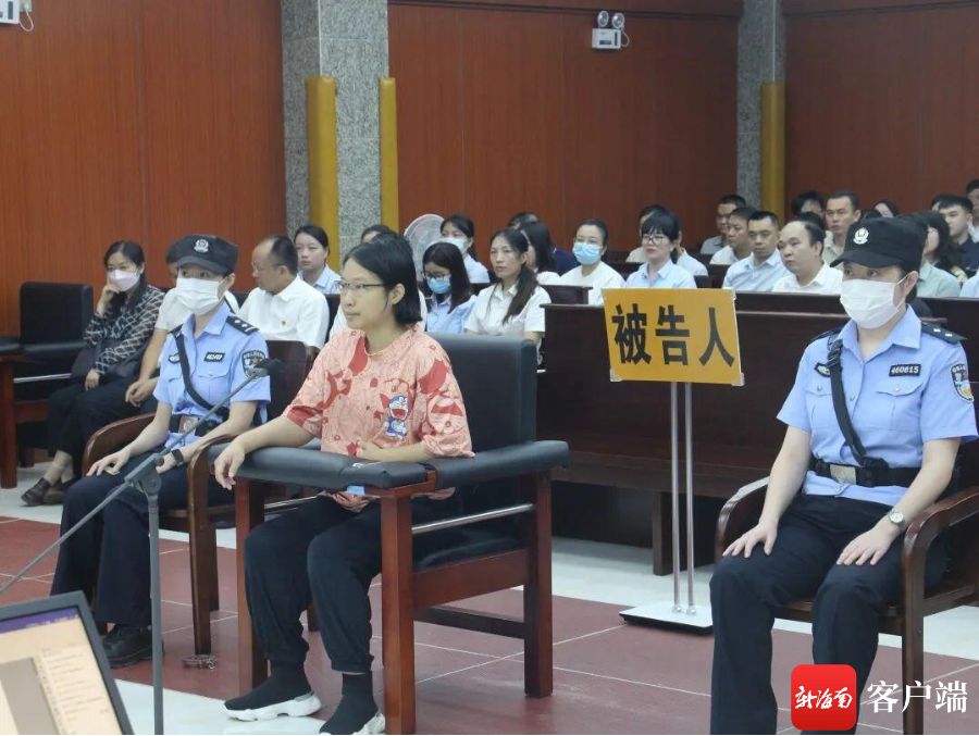 文昌法院开庭审理李某霞受贿,国有公司人员滥用职权一案