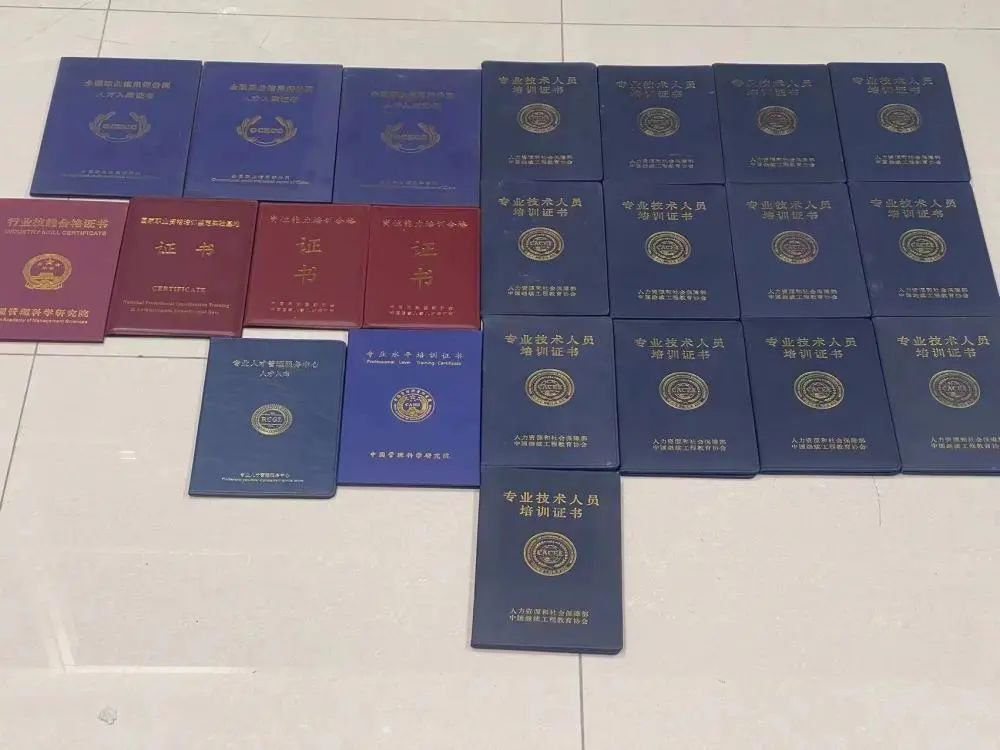 今年上半年上海警方办案时缴获的资格证书.