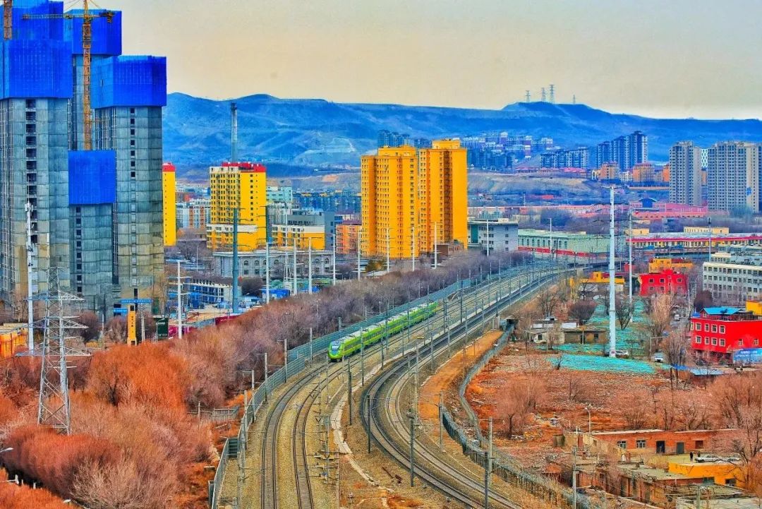 动车组列车驶过达坂城湿地.摆风亮摄疾驰在新疆天山脚下的动车组列车.