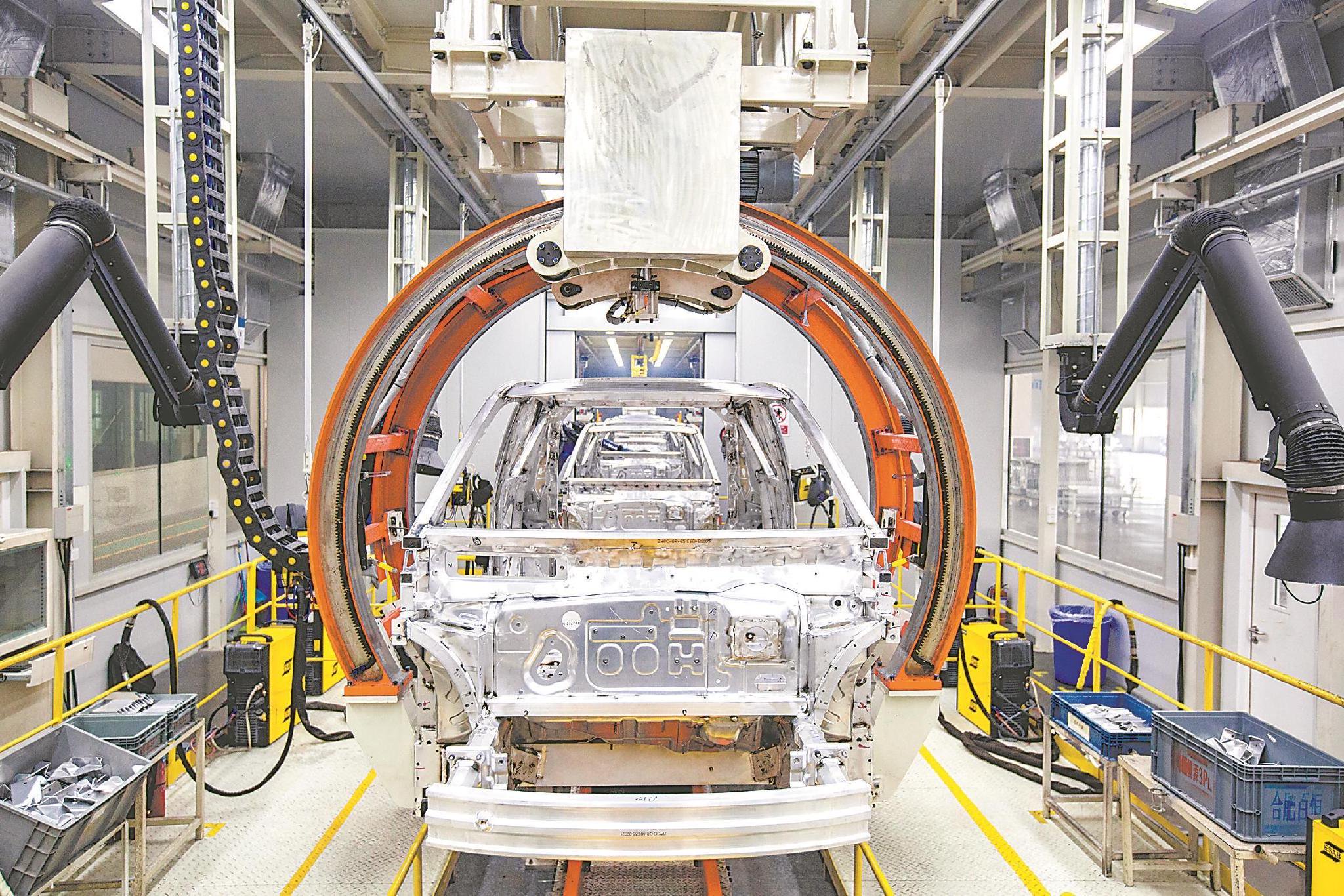 奇瑞新能源汽车生产车间的全自动化生产线.