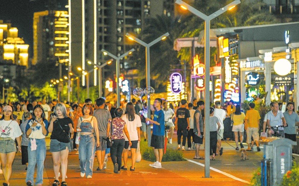 夜色下的海口湾外滩,霓虹闪烁,人头攒动.海口日报记者 康登淋 摄