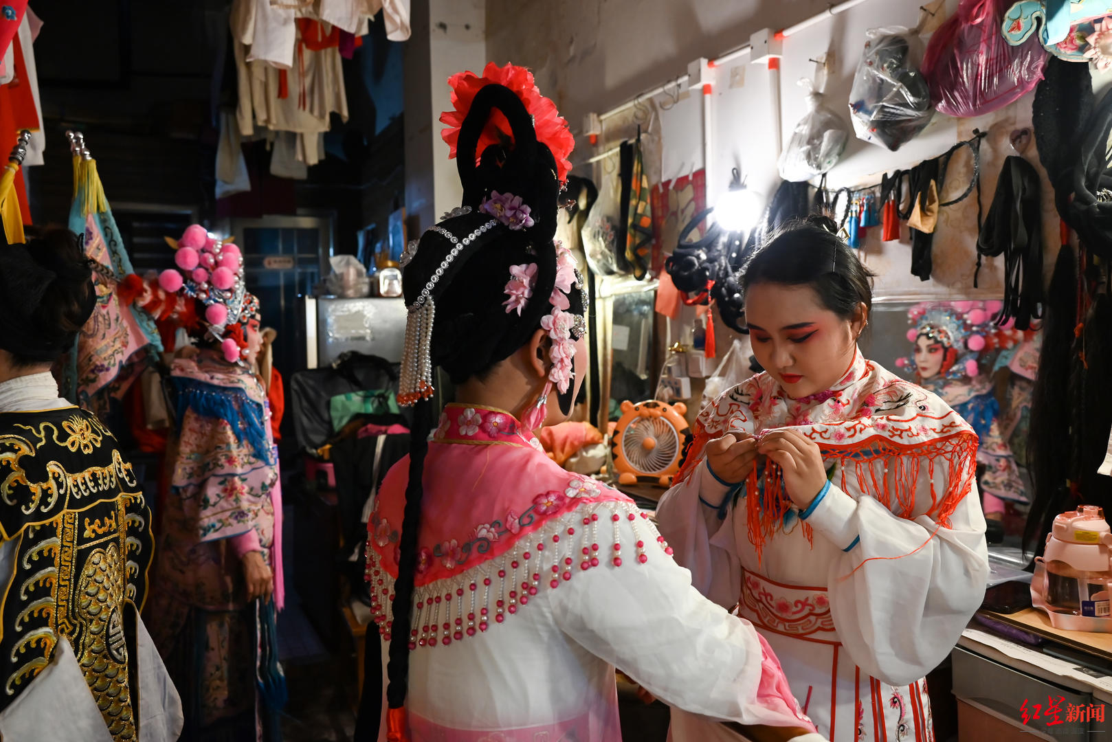 成都"最接地气"川剧团的重生:繁华夜色下,唱一出流量戏