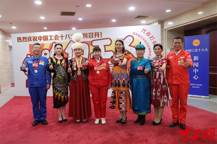 新疆代表团在打卡墙前合影.(中工网记者 李立德 摄)
