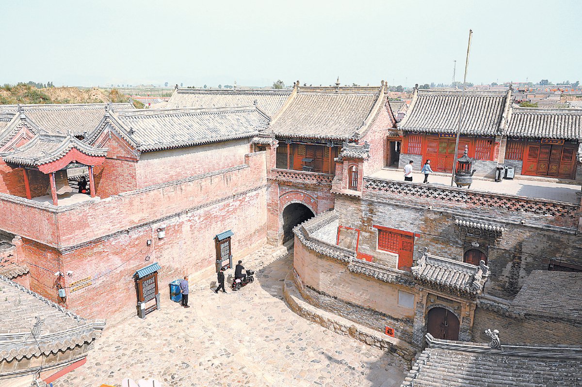 暖泉镇西古堡以其别具一格的古城堡风貌闻名遐迩. 武殿森摄