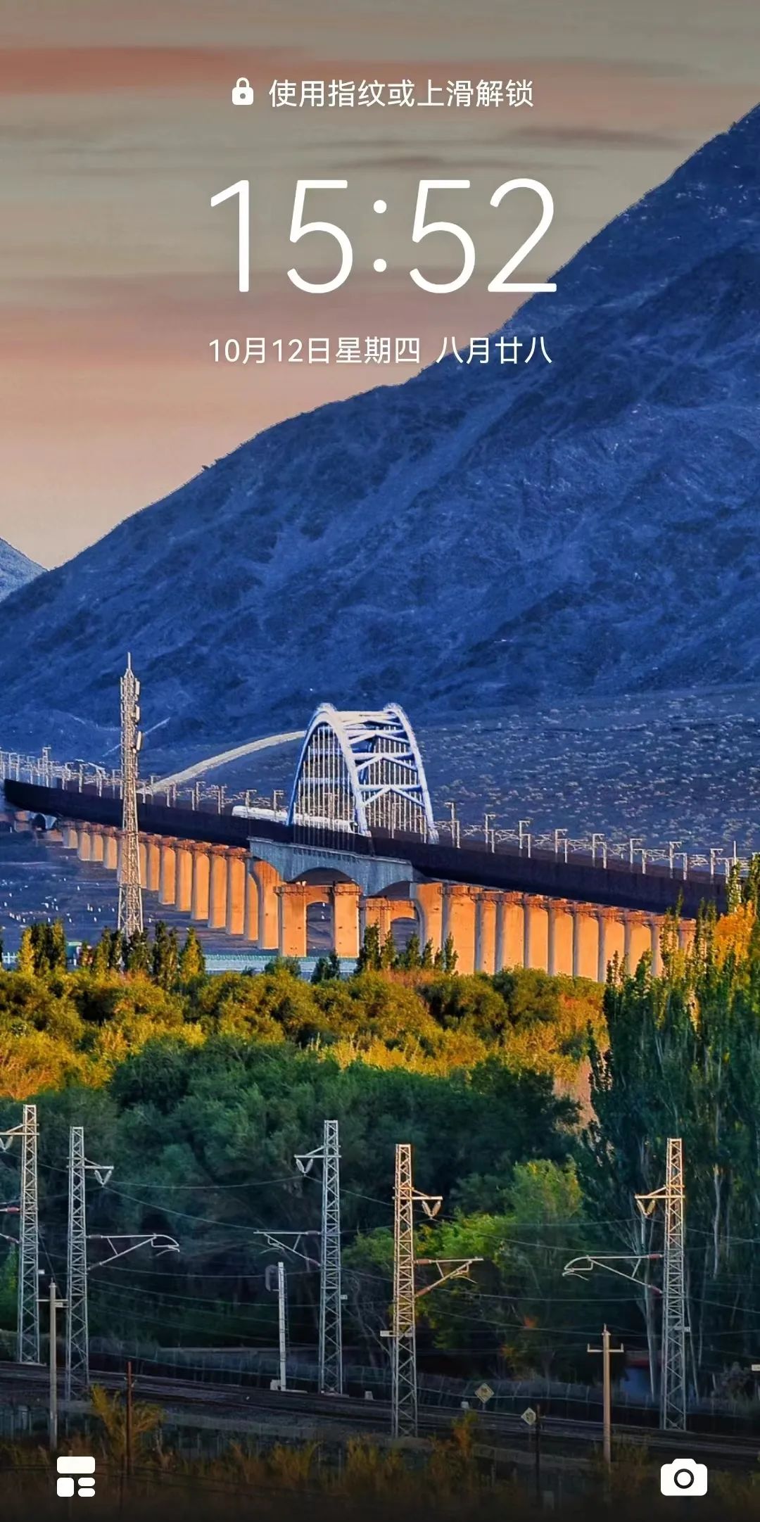 动车组列车驶过达坂城湿地.摆风亮摄疾驰在新疆天山脚下的动车组列车.