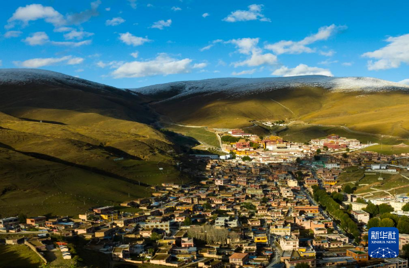 这是10月10日拍摄的四川甘孜藏族自治州理塘县勒通古镇千户藏寨(无