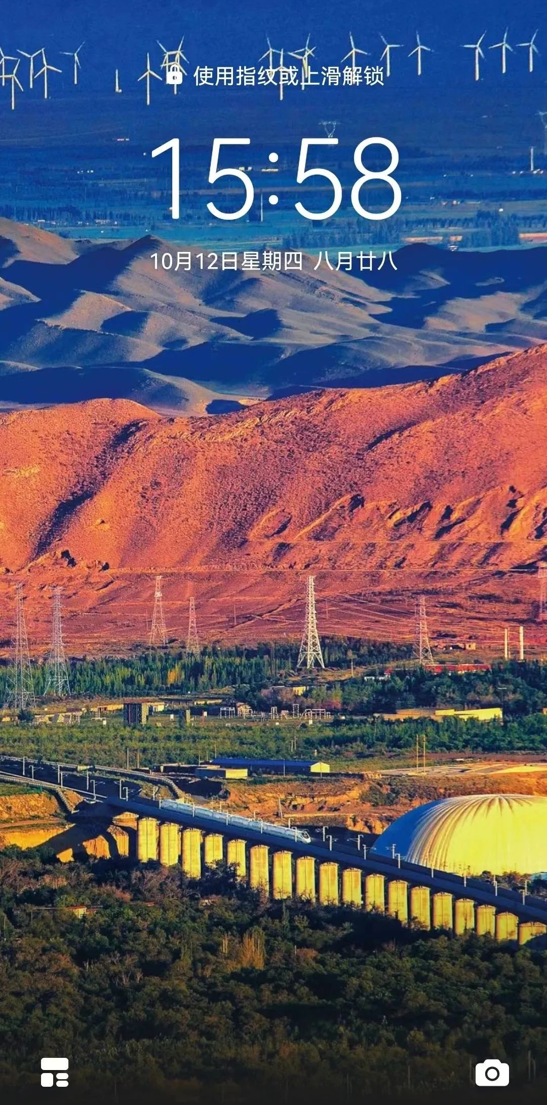 动车组列车驶过达坂城湿地.摆风亮摄