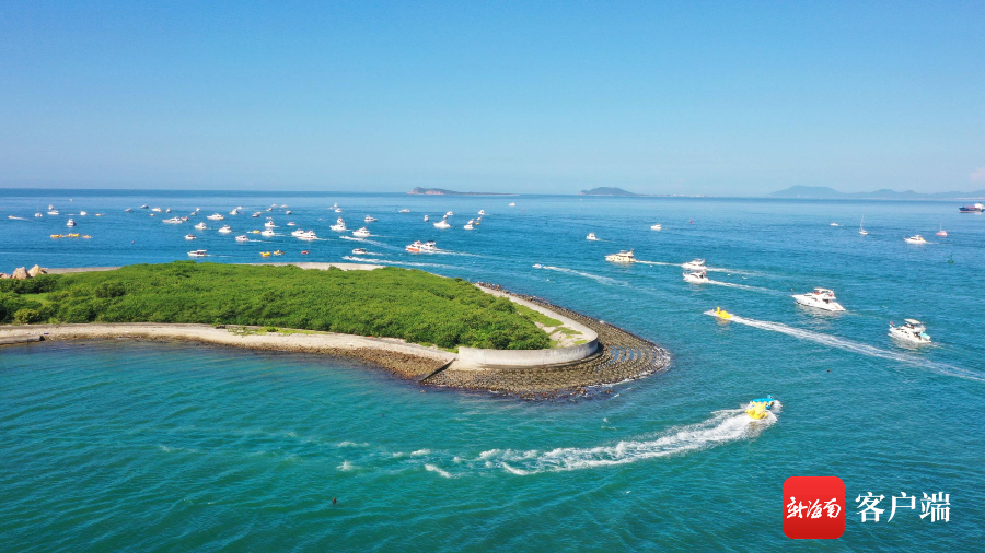 人们在三亚乘坐游艇出海游玩.记者 沙晓峰 摄