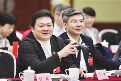 代表王宇和其他代表们进行交流讨论.
