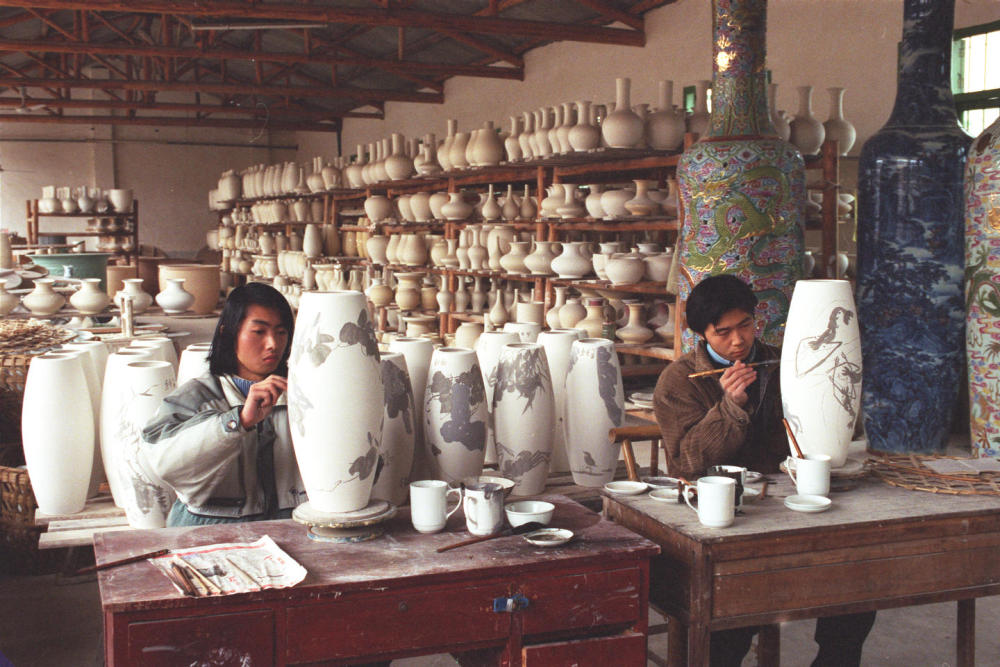 1978年,景德镇为民瓷厂工人生产日用瓷.