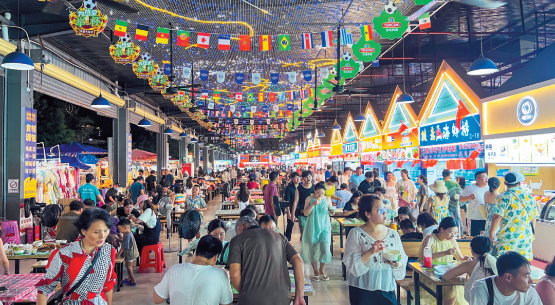 市民游客在三亚亿恒夜市品尝特色美食.
