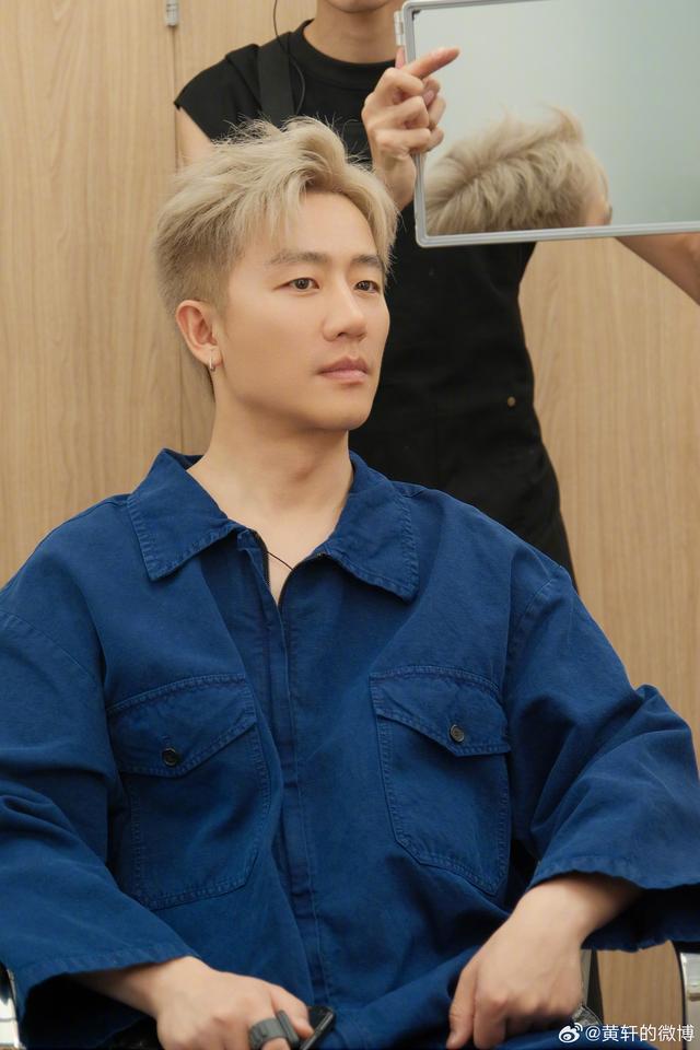 几个月前,黄轩把头发染黄了,原因只是因为"好玩",想有个新的尝试.