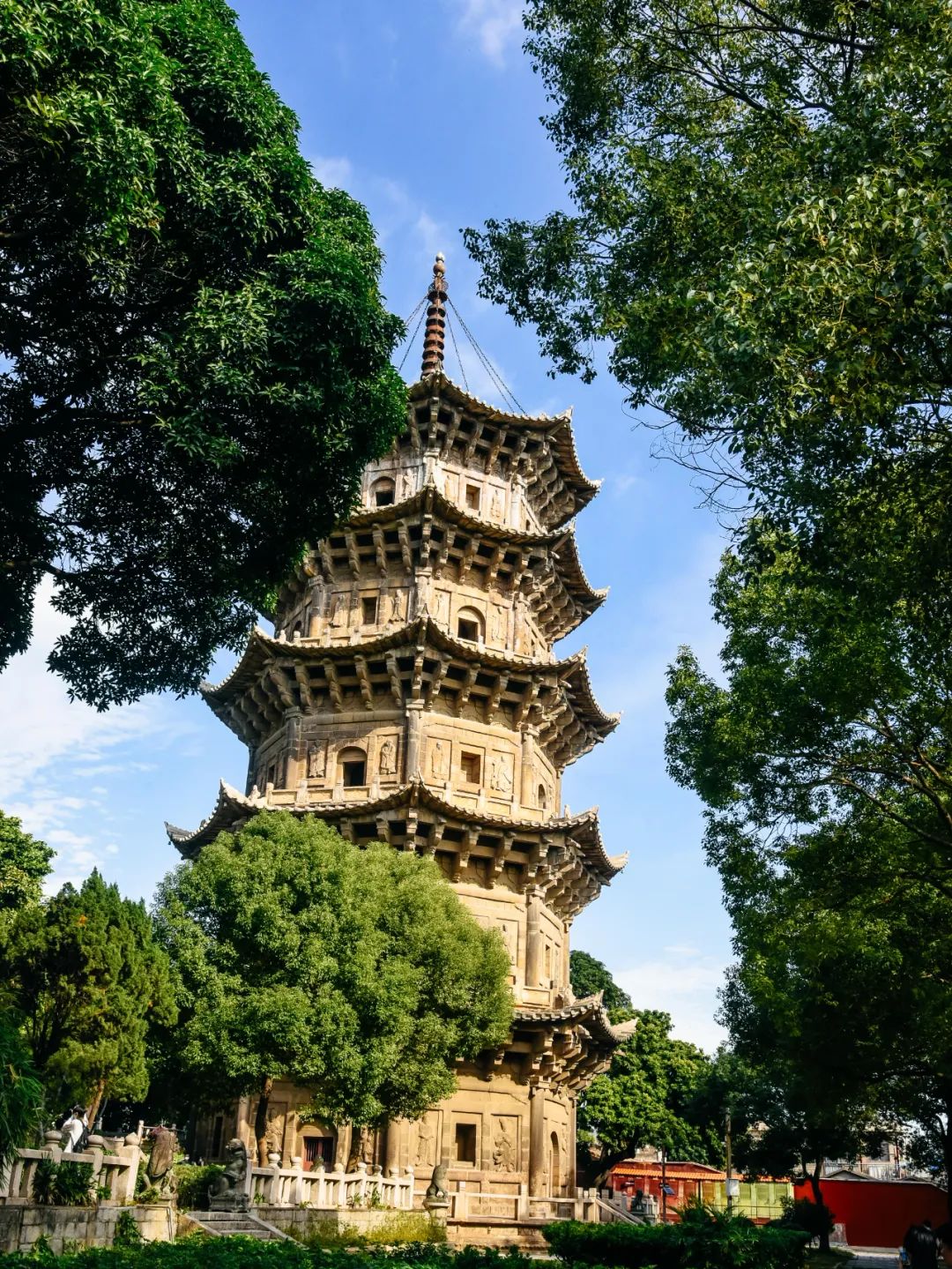 开元寺如今的老街依然是泉州繁荣的象征,开元寺,东西塔,定心塔,盟人