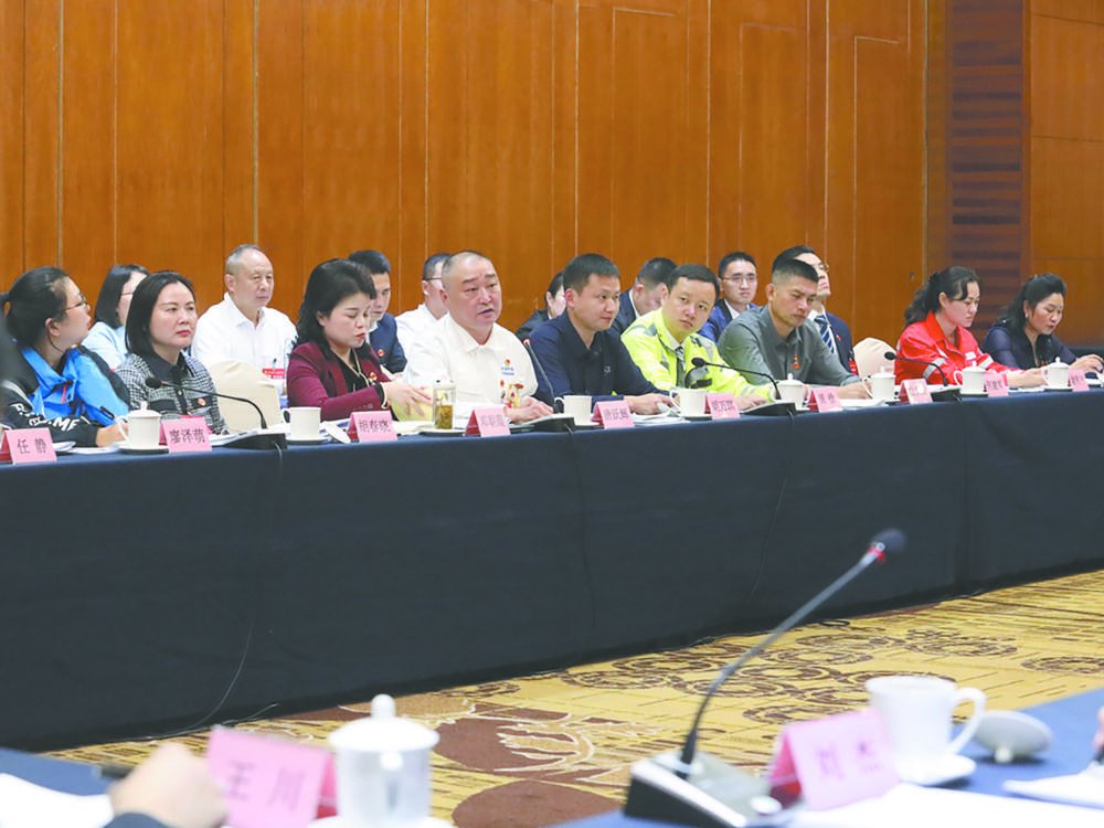 重庆代表团讨论现场林华伟中国工会第十八次全国代表大会于10月9日至