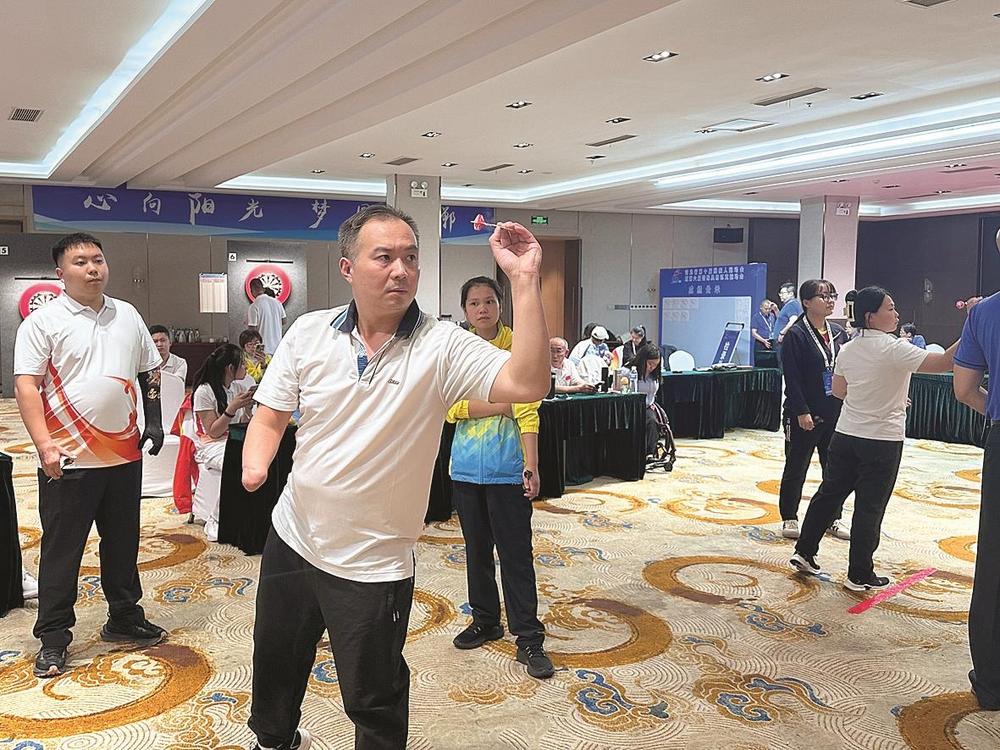 飞镖比赛现场. 张玮 摄