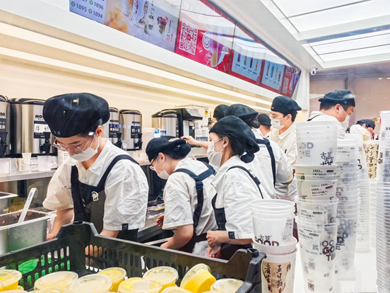 古茗门店店员正忙碌地制作饮品(图片来源:古茗)