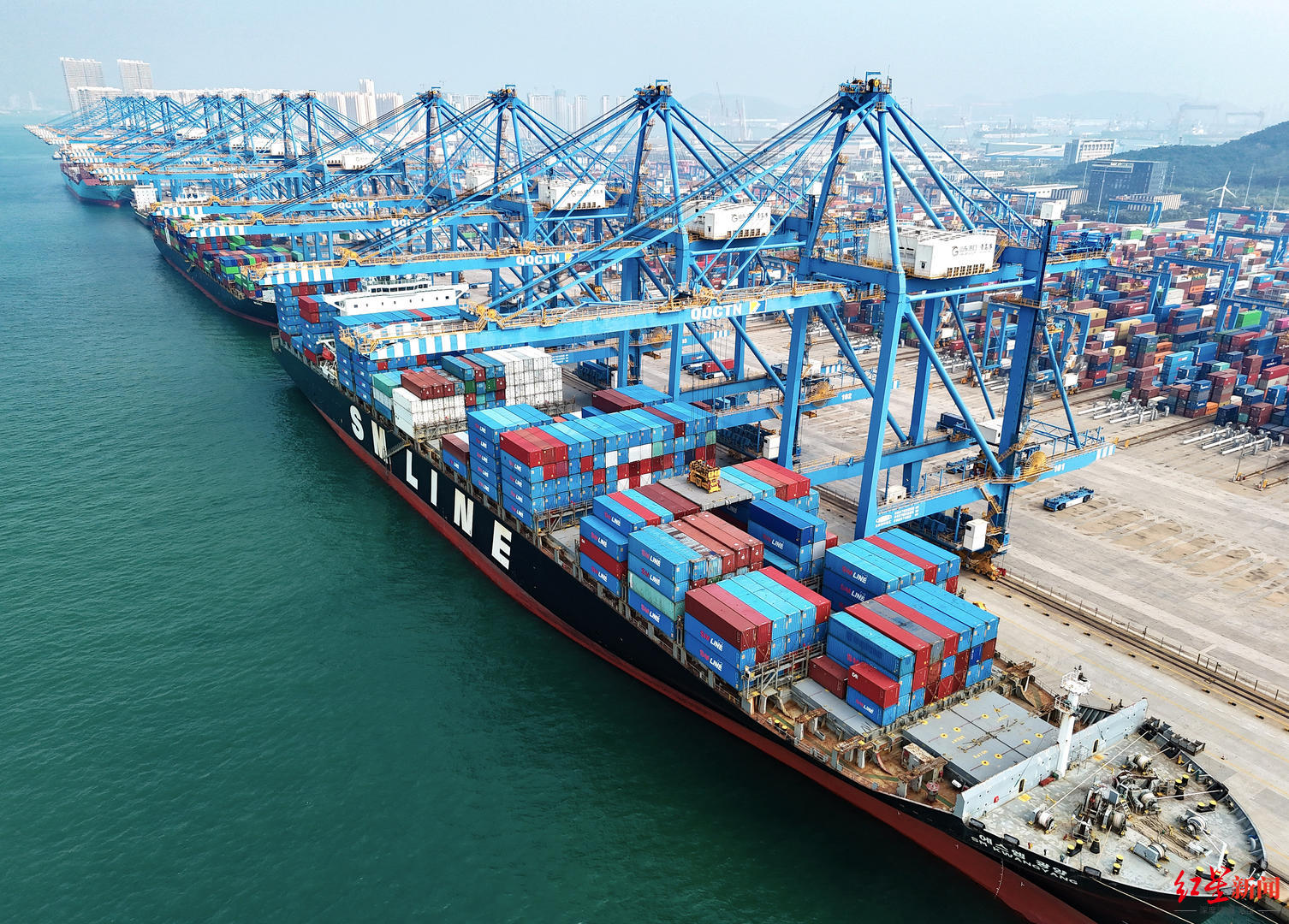 山东自贸试验区青岛片区,数十艘货轮靠泊码头装卸货物.图据视觉中国