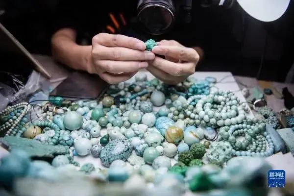 10月11日,湖北省郧西县下营村村民钟磊在直播销售绿松石制品.