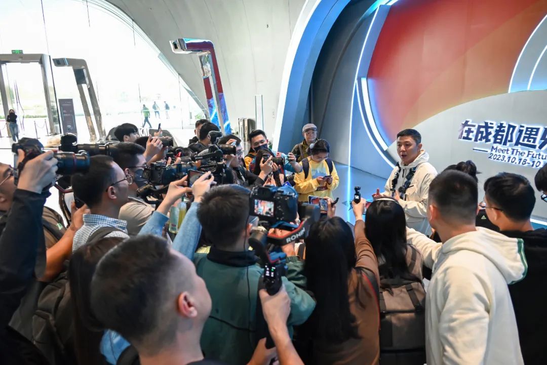 成都世界科幻大会开幕式总导演胡晓正在接受采访