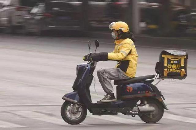 ▲资料图：一名外卖小哥驾驶摩托车为顾客送餐。图/新华社