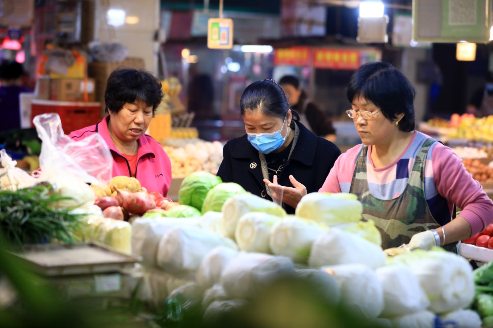 江苏省淮安市,市民在农贸市场采购农副产品.(图片由cnsphoto提供)