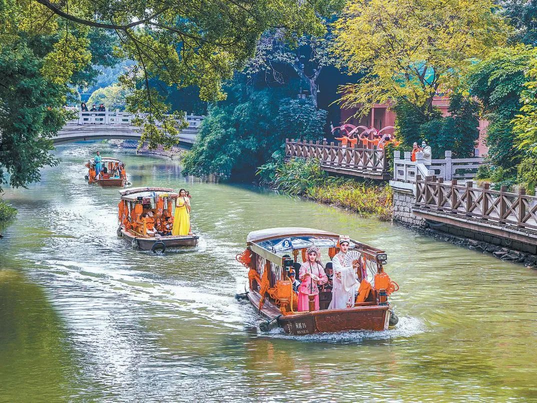 白马河上艇中闽剧高唱 李琴摄