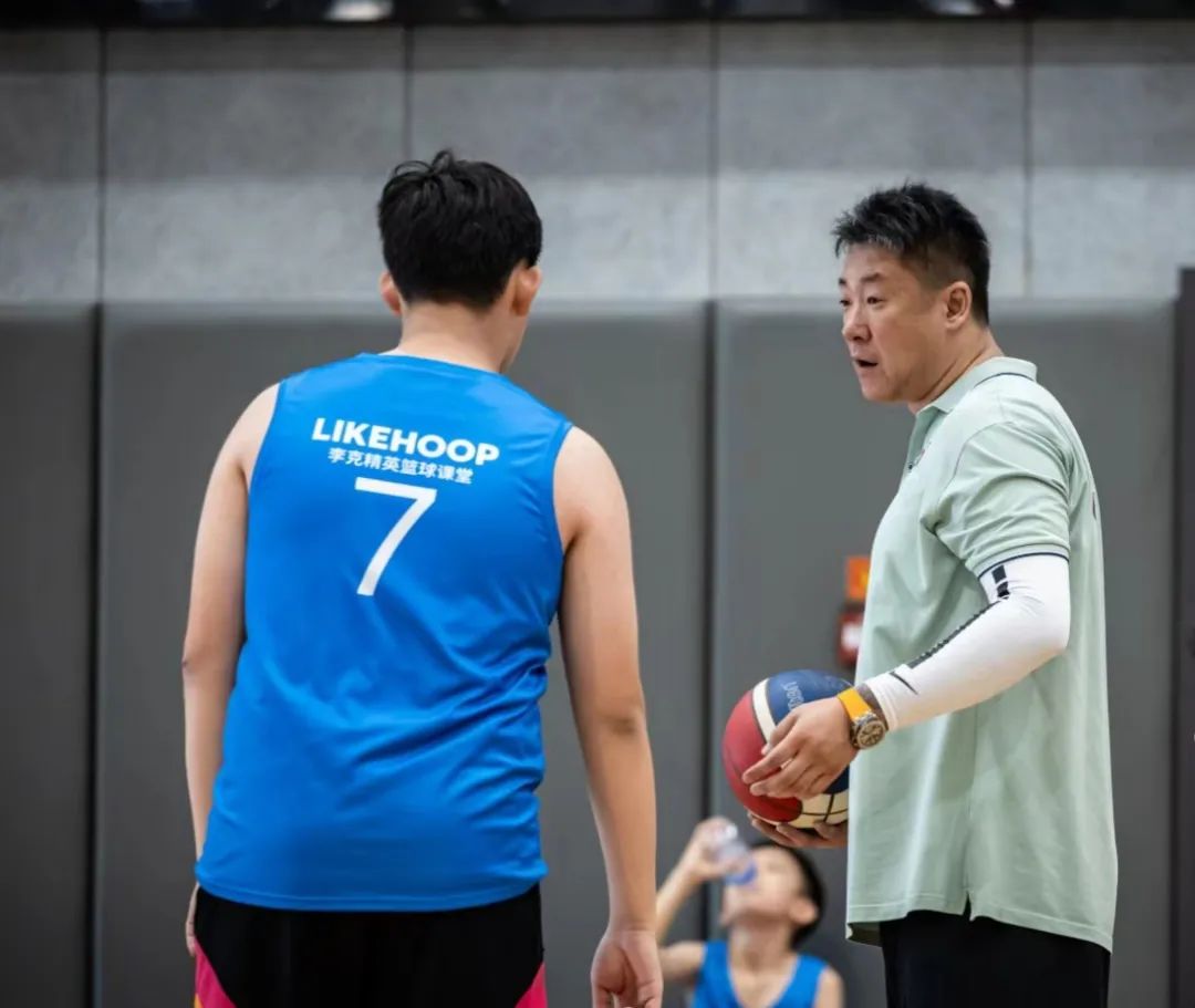 前八一男篮国手李克(右)从事篮球青训 图/受访者提供
