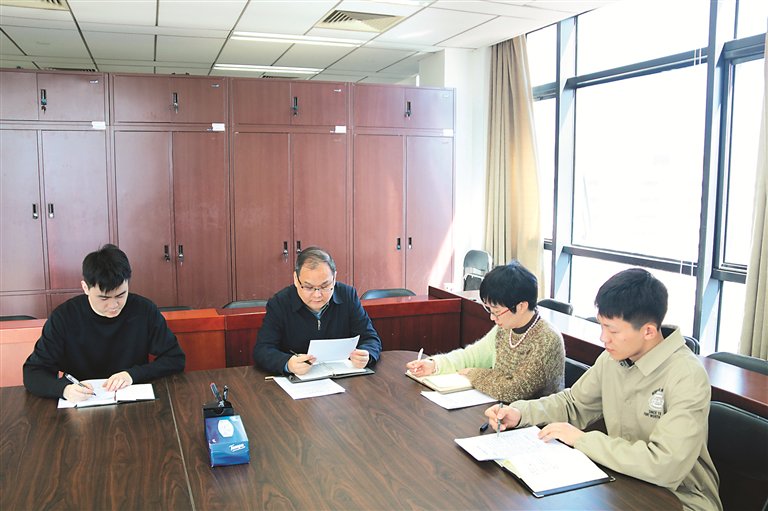 2022年12月，李志军（左二）主持案件总结分析会。（资料图片）