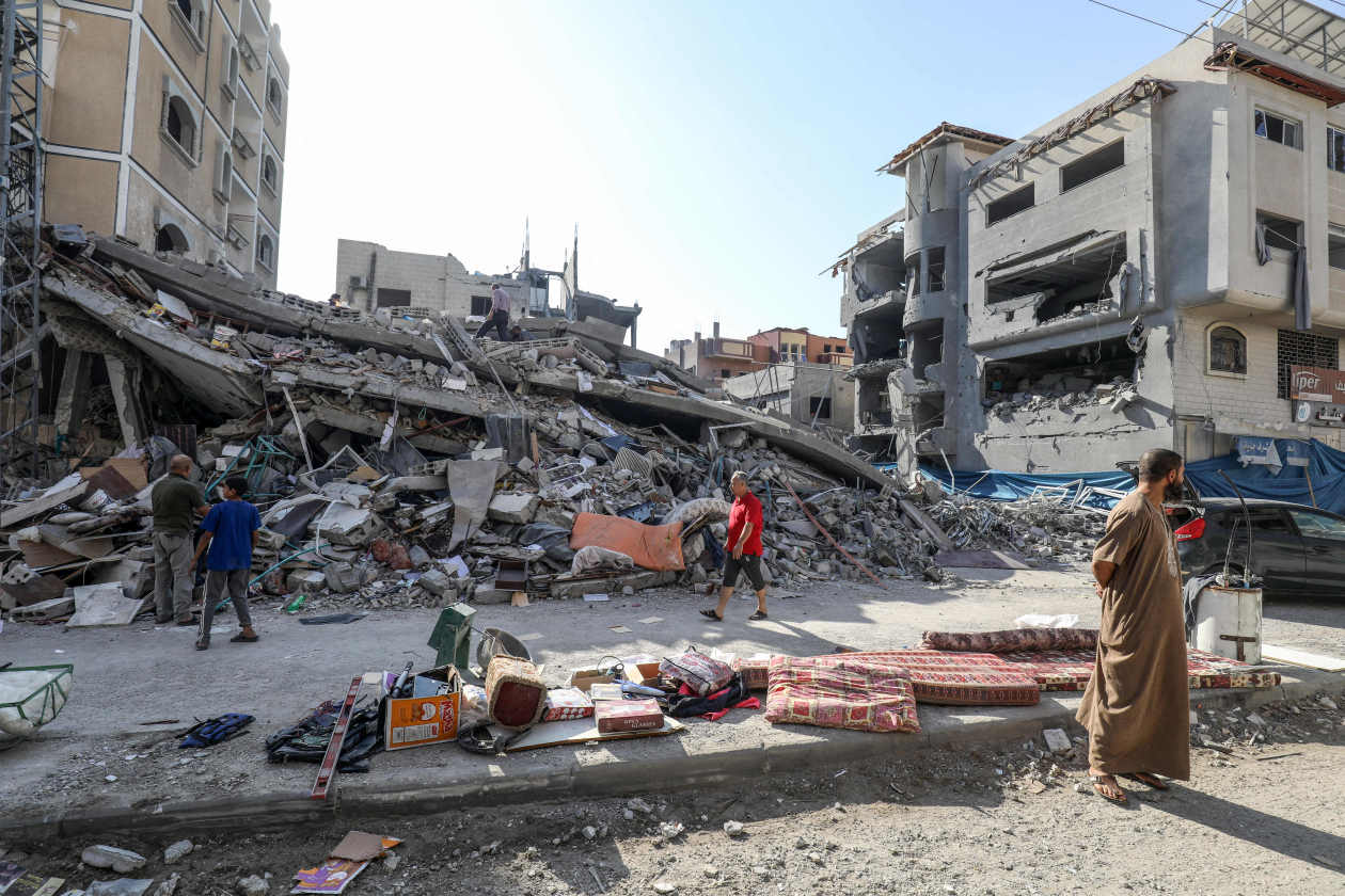 加沙地带建筑摧毁严重 民众在废墟之中艰难搜寻财物_新浪财经_新浪网