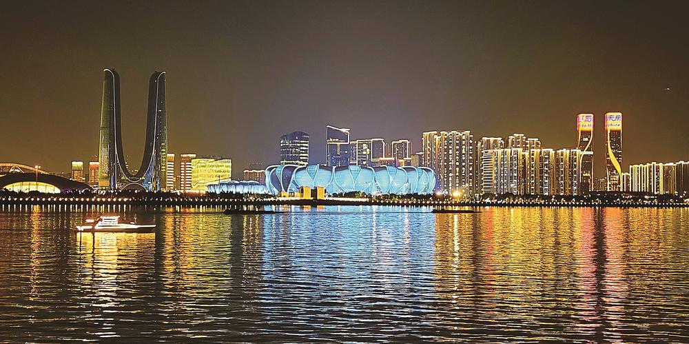 亚运会期间,杭州奥体中心灯光秀成为一道靓丽的风景.本报记者 齐波 摄