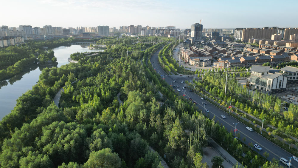 8月31日拍摄的阿克苏市区景色(无人机照片).新华社记者 李响 摄