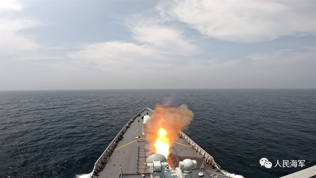 夜色中开展为期多日的实战化训练赴某陌生海域某驱逐舰支队成都舰近日