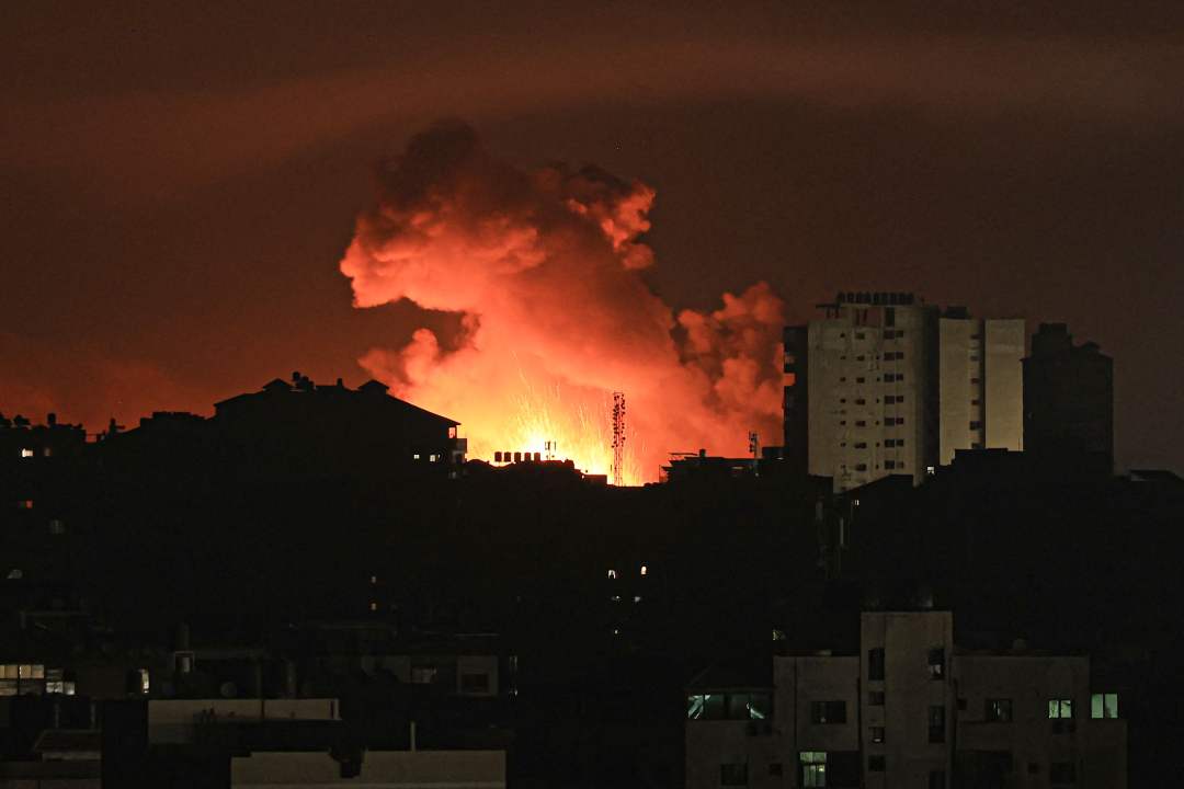 ↑这是10月13日在加沙城拍摄的以色列军队空袭产生的火光和浓烟 图据新华社
