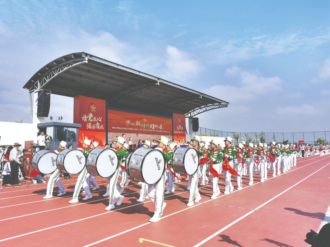 武鸣区代表队进行花样队列风采展示.记者 宾艺苑 摄