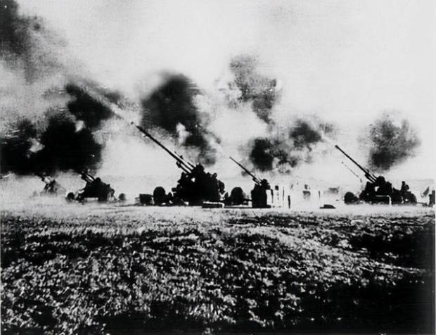 志愿军高射炮兵部队向敌机开炮