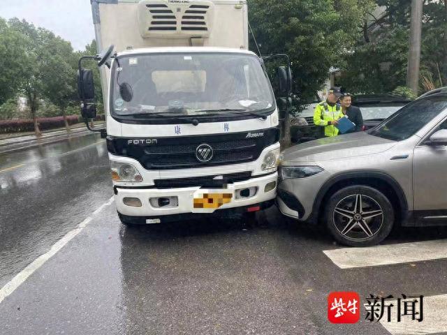 图为两车相撞的现场