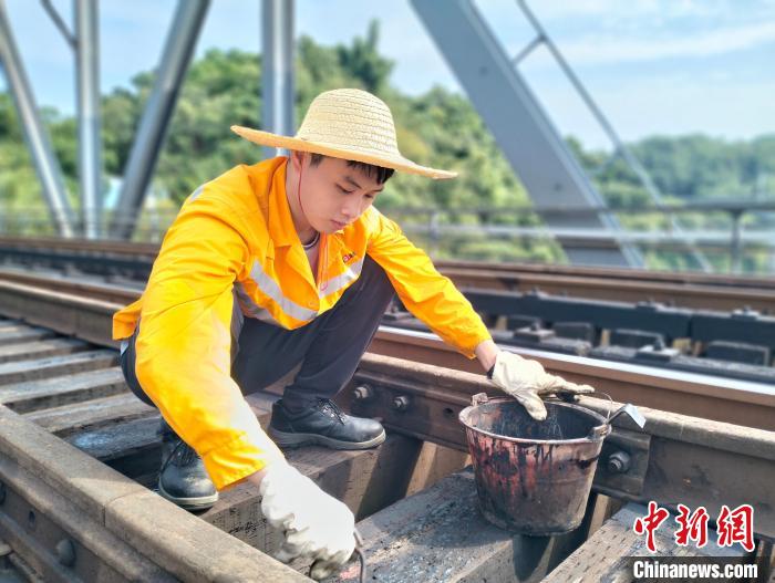 作业人员正在为木枕和护木涂抹防腐油.李金彬 摄