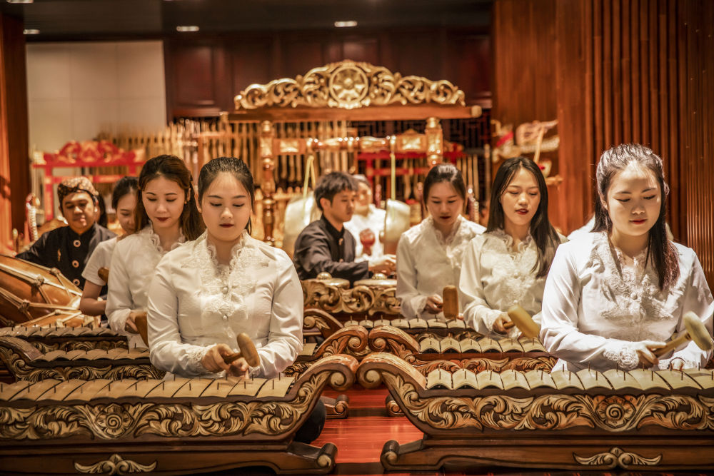 仁迪(后排左一)带领乐团成员表演甘美兰(2022年6月22日摄).新华社发