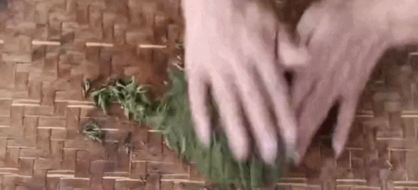 黎坚斌老师在手工杀青、揉捻